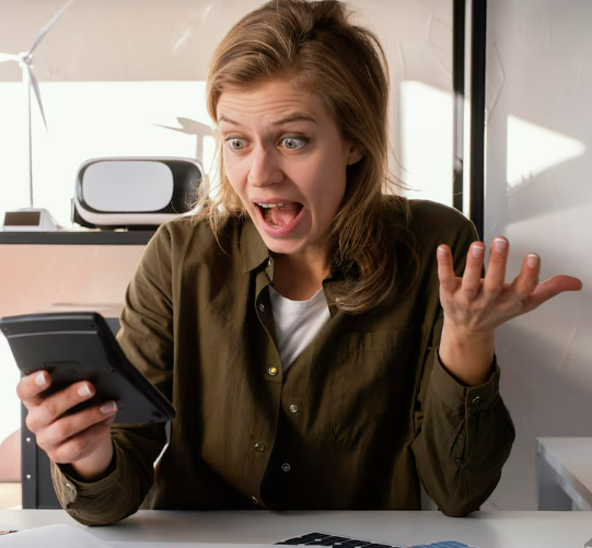 Golpes de WhatsApp envolvendo bancos e empresas: como evitar prejuízo